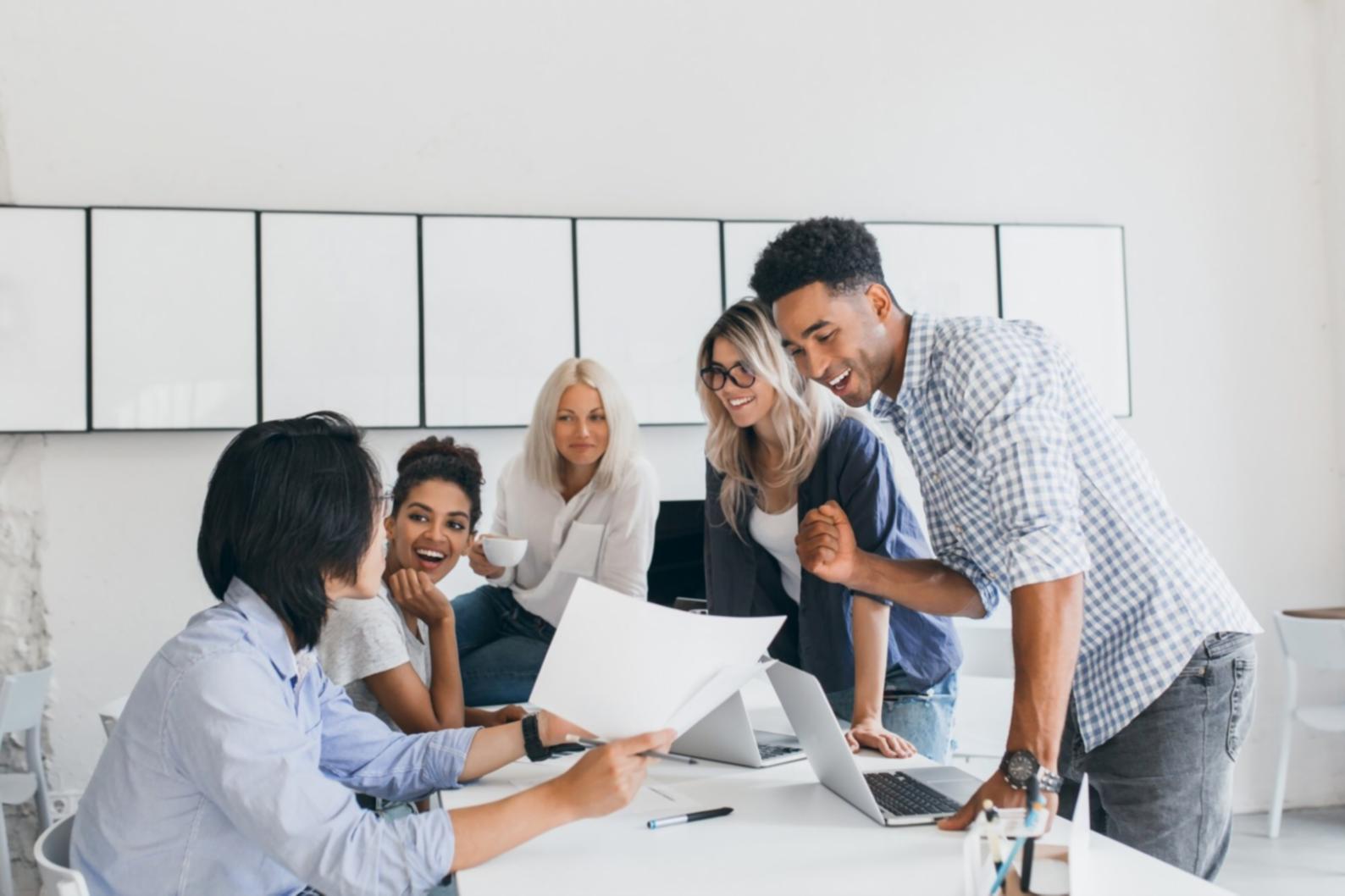 Espace de travail organisé pour l'apprentissage en finance d'entreprise